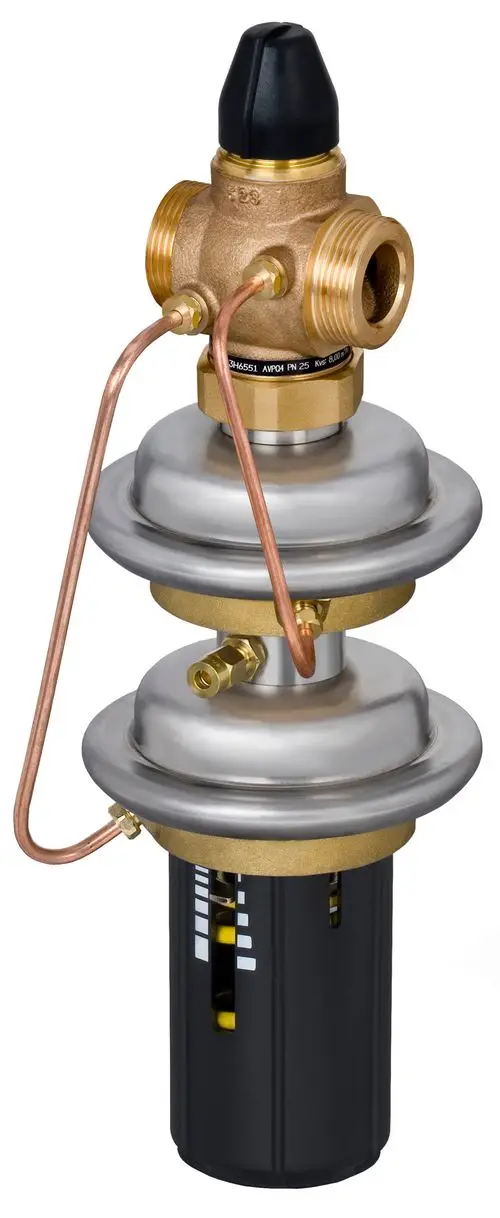 Danfoss Druckregler mit zwei Metallfedern, Kupferrohren und Kunststoffteilen, gesteuert durch einen schwarzen Bedienknopf, zur Regelung von Druck und Durchfluss.